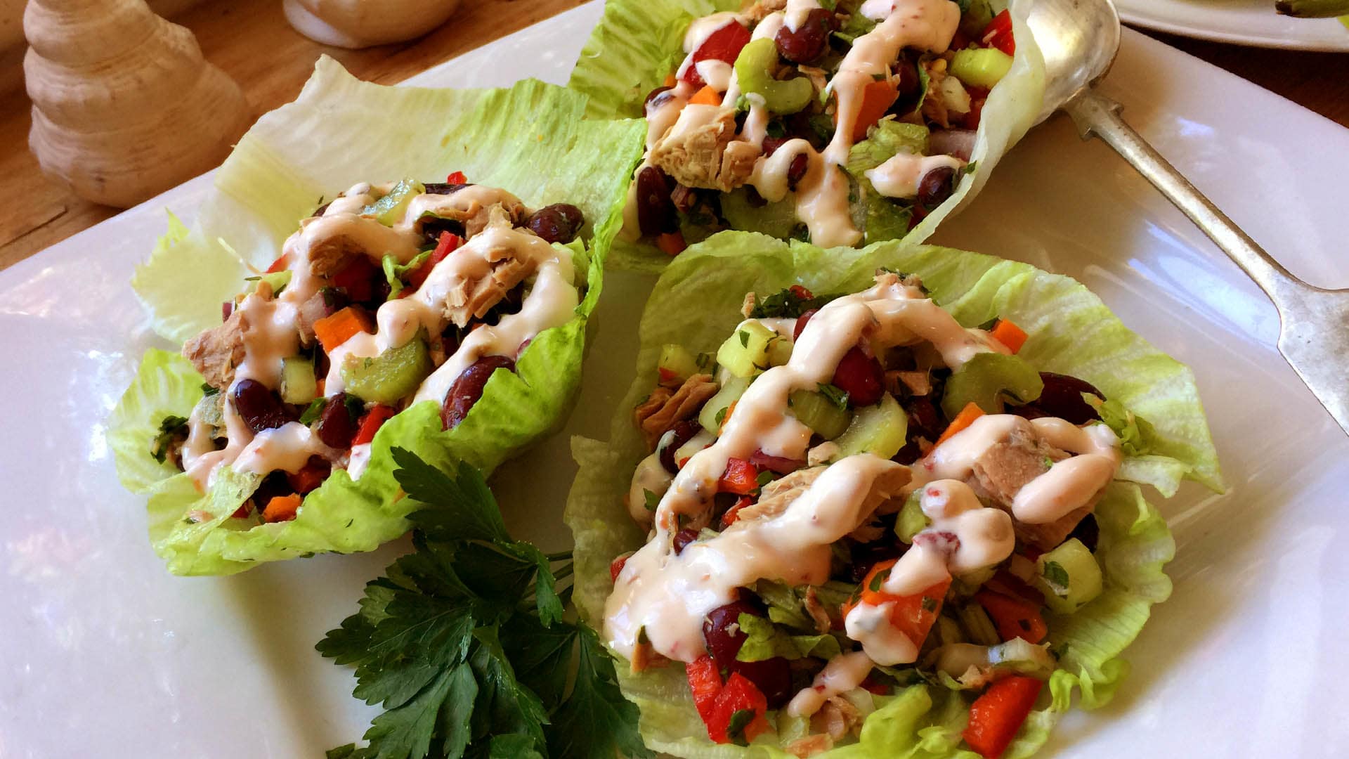 Tuna lettuce cups with spicy mayonnaise