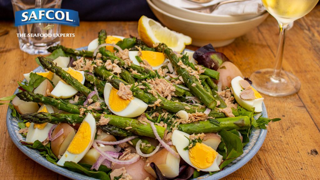 Warm asparagus and tuna salad